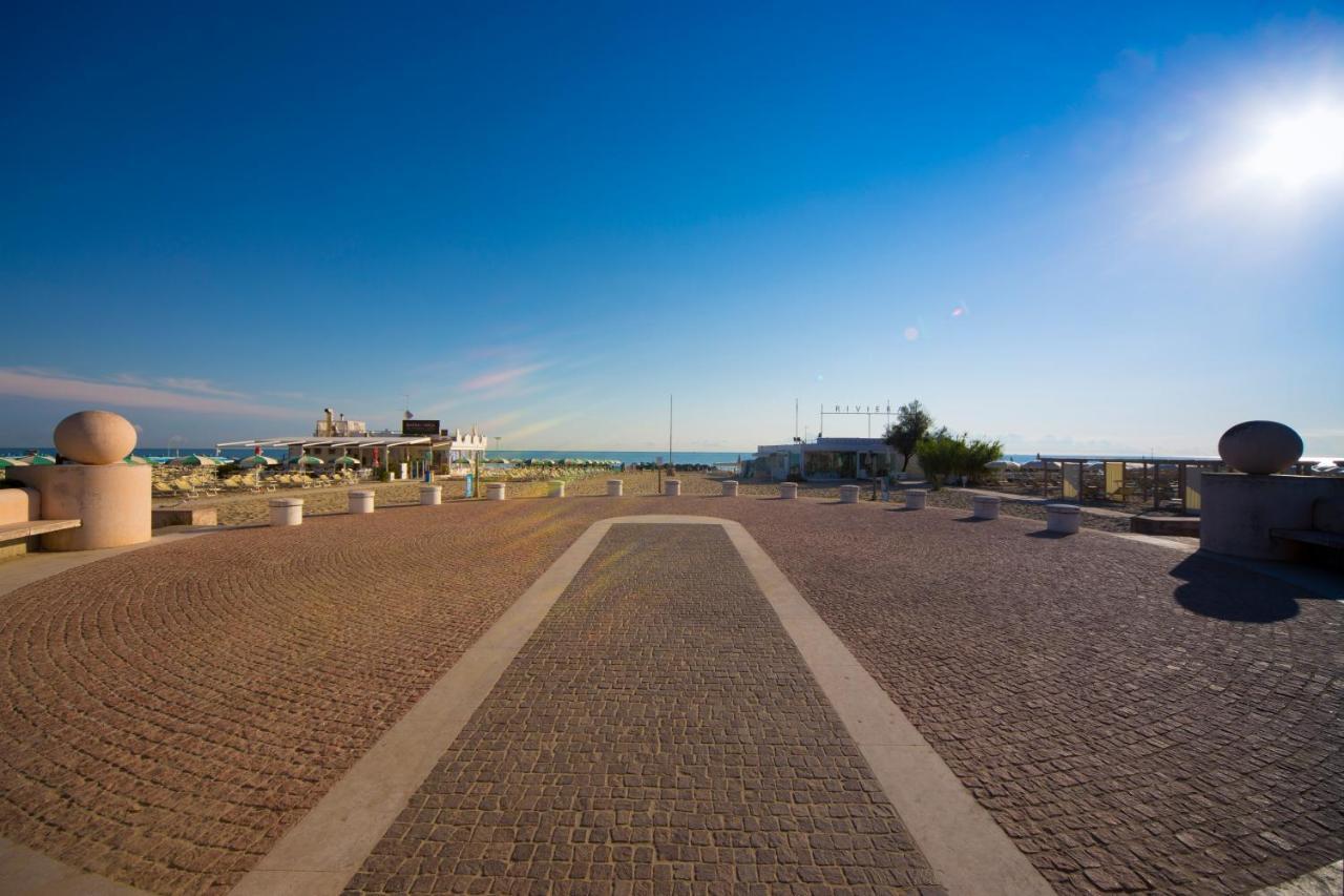 Hotel Baltic Misano Adriatico Esterno foto